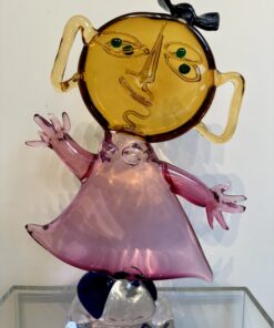 Alternative view of Nina Sonriente testa ambra veste rosa - Juan Ripollès